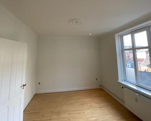 Stor, flot lejlighed beliggende i gågaden.