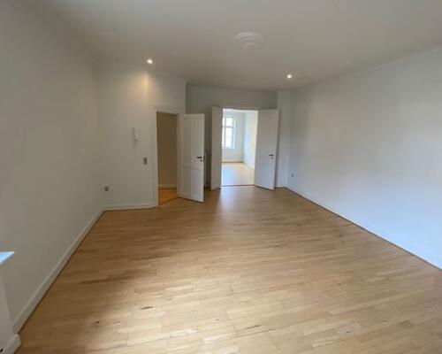 Stor, flot lejlighed beliggende i gågaden.