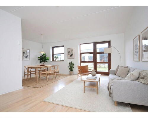 Lyst 4-værelses rækkehus på 120 m2 i to plan med privat terrasse, parkering og ét husdyr tilladt