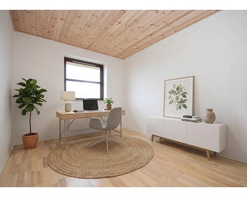 Lyst 4-værelses rækkehus på 120 m2 i to plan med privat terrasse, parkering og ét husdyr tilladt