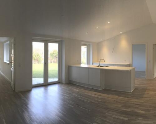 Nybygget villa i lækre materialer.