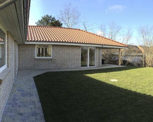 Nybygget villa i lækre materialer.