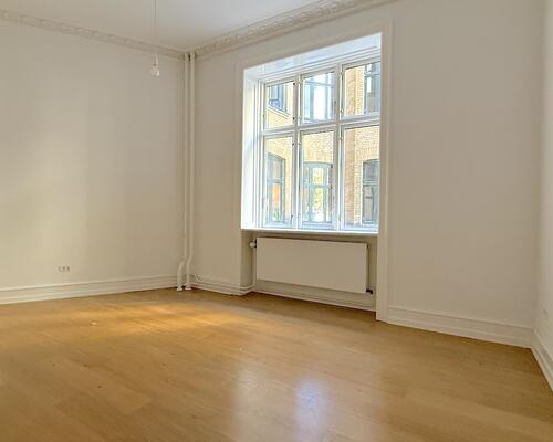 Rummelig lejlighed på Vesterbro