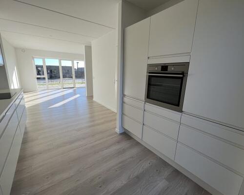 Moderne og velindrettet 2-plans rækkehus i attraktive Kildebjerg Ry