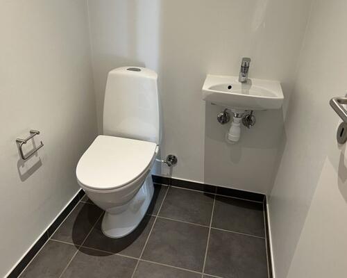 Moderne og velindrettet 2-plans rækkehus i attraktive Kildebjerg Ry