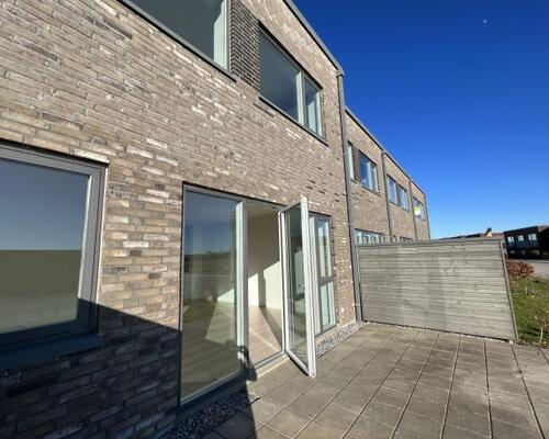 Moderne og velindrettet 2-plans rækkehus i attraktive Kildebjerg Ry