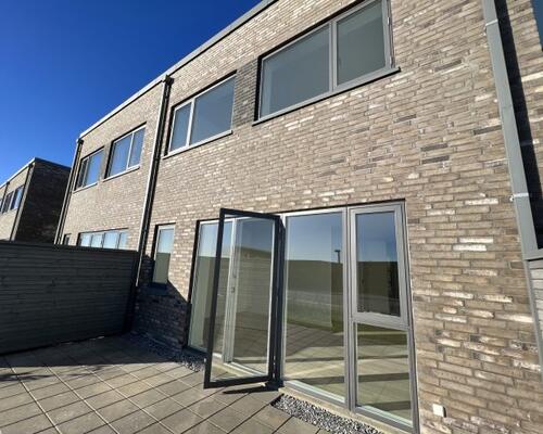 Moderne og velindrettet 2-plans rækkehus i attraktive Kildebjerg Ry