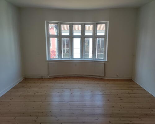 Lys og delevenlig 4-værelses på 125 m2 med karnap og opvaskemaskine