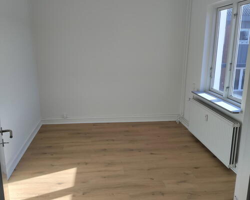 Lys og delevenlig 4-værelses på 125 m2 med karnap og opvaskemaskine