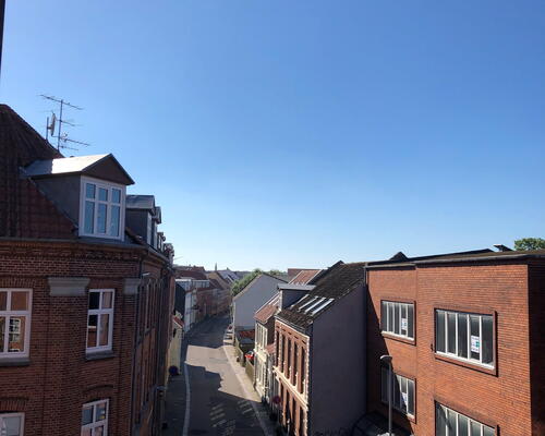 Lys 2-værelses på 66 m2 med altan/terrasse, parkering og ladestander