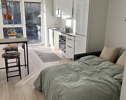 Stue lejlighed med lækker terrasse- billederne er fra en anden lejlighed magen til.