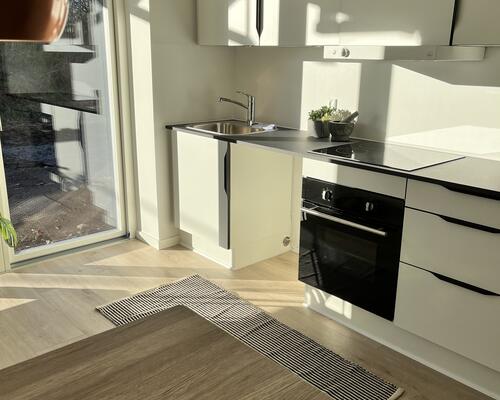 Stue lejlighed med lækker terrasse- billederne er fra en anden lejlighed magen til.