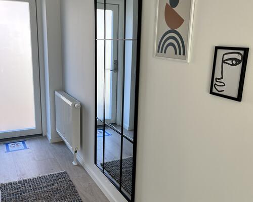 Stue lejlighed med lækker terrasse- billederne er fra en anden lejlighed magen til.