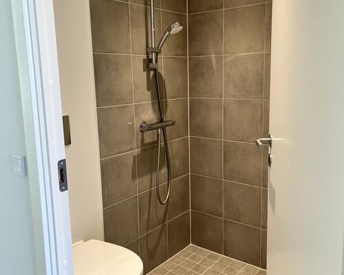 Stue lejlighed med lækker terrasse- billederne er fra en anden lejlighed magen til.