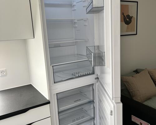 Stue lejlighed med lækker terrasse- billederne er fra en anden lejlighed magen til.