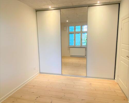 Nyere renoveret lejlighed med stor altan med udsigt til Lillebælt