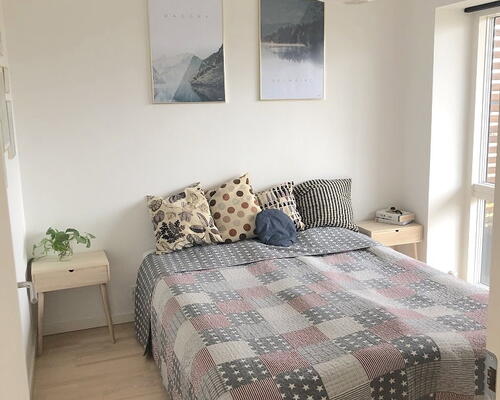 Lys og stor 3-værelses med god terrasse