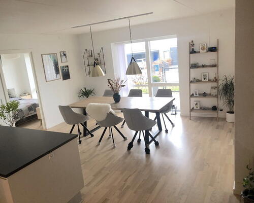 Lys og stor 3-værelses med god terrasse