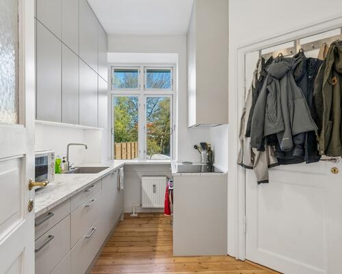 Lækker nyistandsat lejlighed centralt i Hellerup