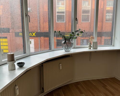 Hyggelig lejlighed med bynær placering