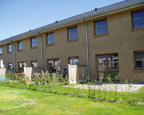 Lyst 4-værelses rækkehus på 120 m2 i to plan med privat terrasse, parkering og ét husdyr tilladt