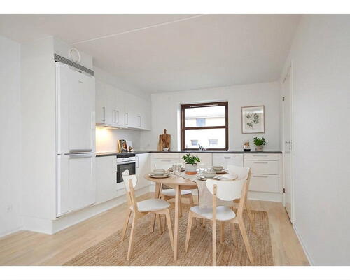 Lyst 4-værelses rækkehus på 120 m2 i to plan med privat terrasse, parkering og ét husdyr tilladt