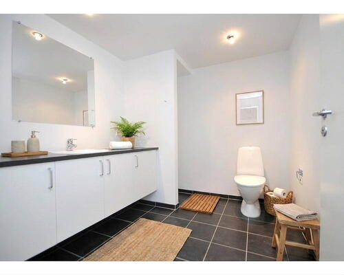 Lyst 4-værelses rækkehus på 120 m2 i to plan med privat terrasse, parkering og ét husdyr tilladt