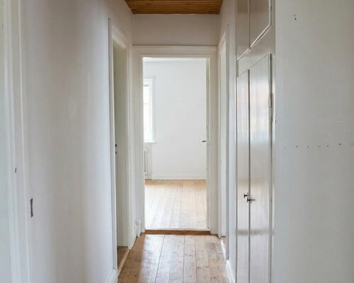 UNDER RENOVERING - Indbydende 3-værelses på 100 m2 med to stuer, brændeovn og have ned til åen
