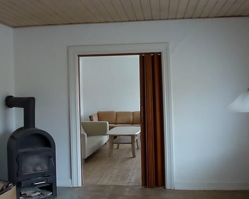 UNDER RENOVERING - Indbydende 3-værelses på 100 m2 med to stuer, brændeovn og have ned til åen