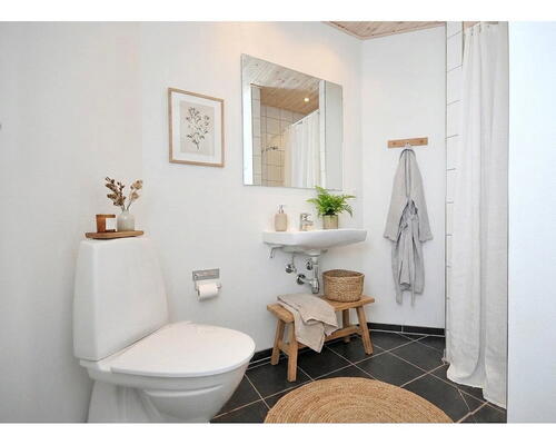 Lyst 4-værelses rækkehus på 120 m2 i to plan med privat terrasse, parkering og ét husdyr tilladt