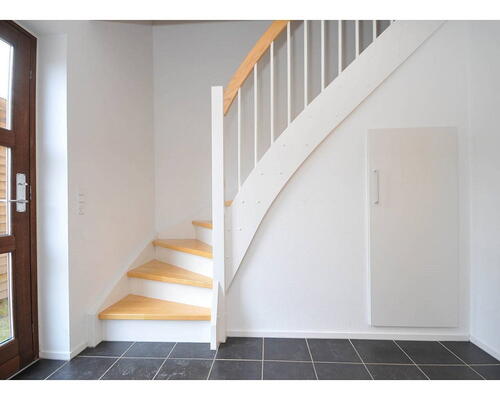 Lyst 4-værelses rækkehus på 120 m2 i to plan med privat terrasse, parkering og ét husdyr tilladt