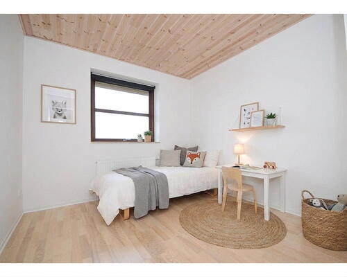 Lyst 4-værelses rækkehus på 120 m2 i to plan med privat terrasse, parkering og ét husdyr tilladt