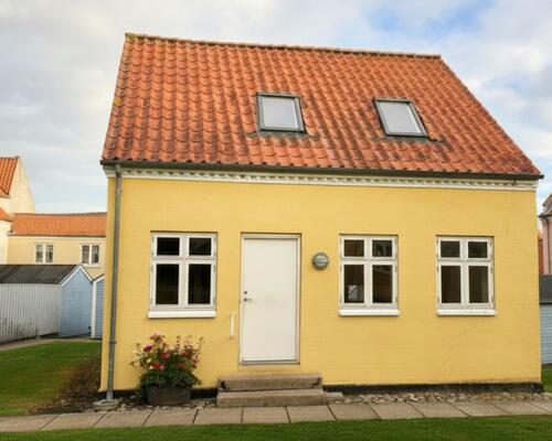 Rummeligt byhus i rolige, grønne omgivelser med nyt køkken