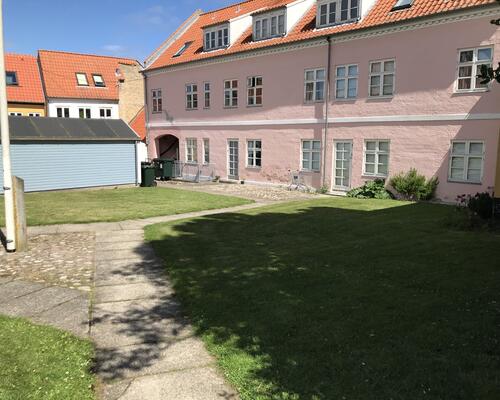 Rummeligt byhus i rolige, grønne omgivelser med nyt køkken