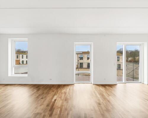 Stor altan med udgang fra køkken-alrum