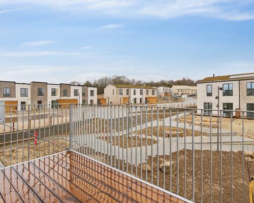 Stor altan med udgang fra køkken-alrum