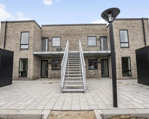 Lækker nyopført 3-vær. lejlighed med egen stor altan i Hasselager.