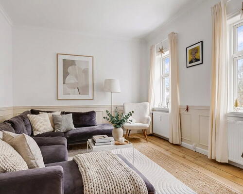 Nyrenoveret herskabslejlighed på 209 m2 med stor terrasse – få skridt fra byparken og gågaden