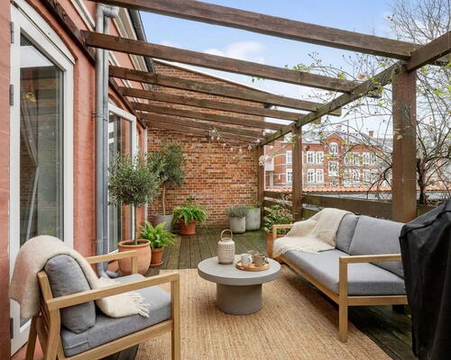 Nyrenoveret herskabslejlighed på 209 m2 med stor terrasse – få skridt fra byparken og gågaden