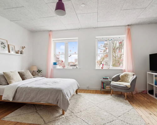 Nyrenoveret herskabslejlighed på 209 m2 med stor terrasse – få skridt fra byparken og gågaden