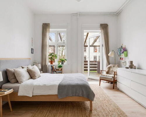 Nyrenoveret herskabslejlighed på 209 m2 med stor terrasse – få skridt fra byparken og gågaden