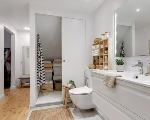 Nyrenoveret herskabslejlighed på 209 m2 med stor terrasse – få skridt fra byparken og gågaden