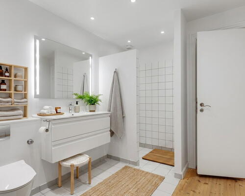 Nyrenoveret herskabslejlighed på 209 m2 med stor terrasse – få skridt fra byparken og gågaden