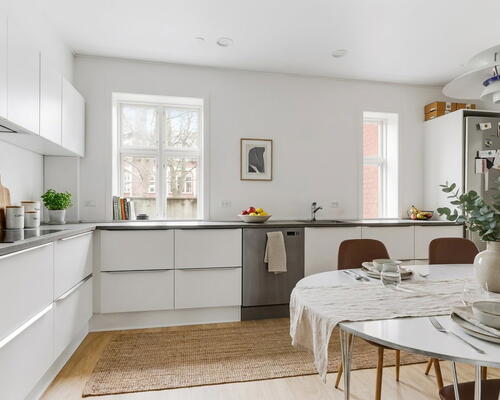 Nyrenoveret herskabslejlighed på 209 m2 med stor terrasse – få skridt fra byparken og gågaden