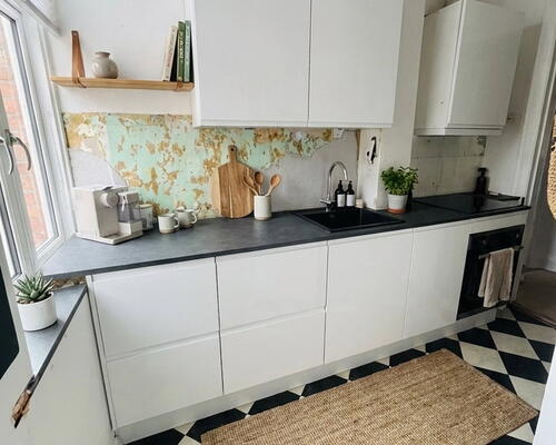 Lys 2-værelses på 65 m² med klassiske plankegulve og stilrent køkken