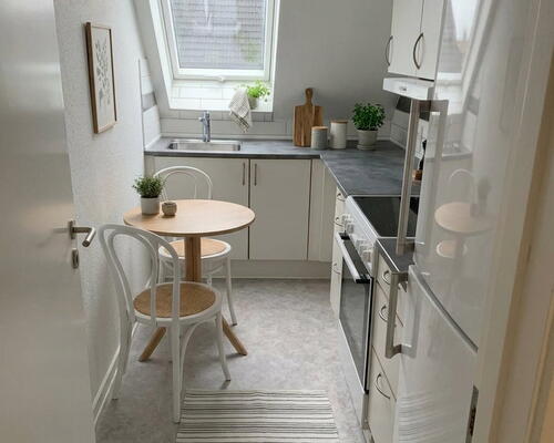 Veludnyttet 3-værelses på 50 m2 med ovenlysvinduer – tæt på Broen Shopping