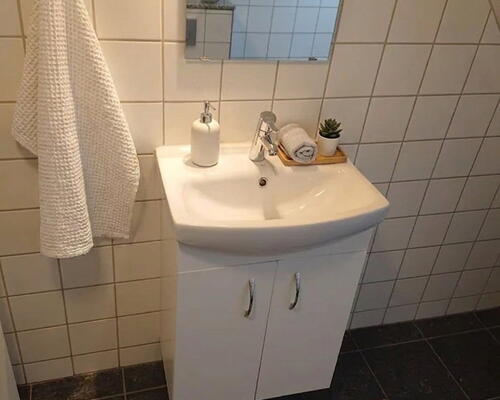 Veludnyttet 3-værelses på 50 m2 med ovenlysvinduer – tæt på Broen Shopping