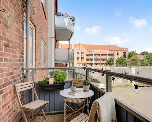 Lys 2-værelses med altan midt i byen – 69 m2 i velholdt murstensejendom