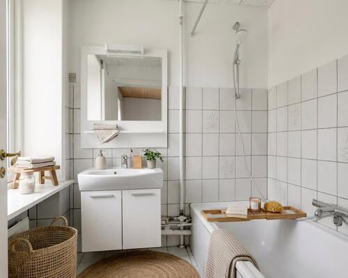 Lys 2-værelses med altan midt i byen – 69 m2 i velholdt murstensejendom