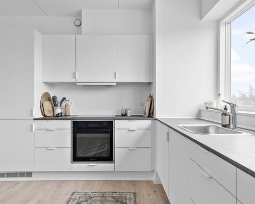 Lækker 2-vær. lejlighed i stueplan med egen terrasse i nyopført ejendom i Hasselager.